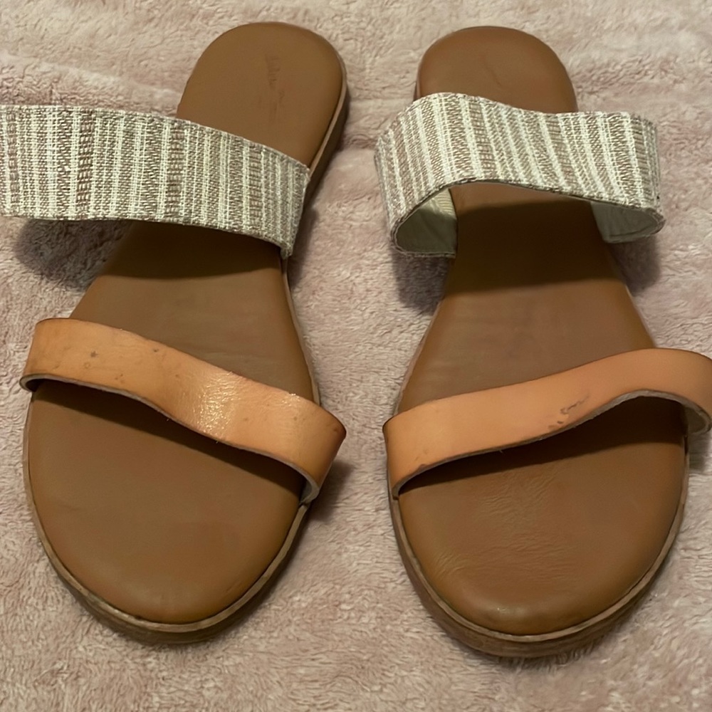 Universal threads slide on sandals